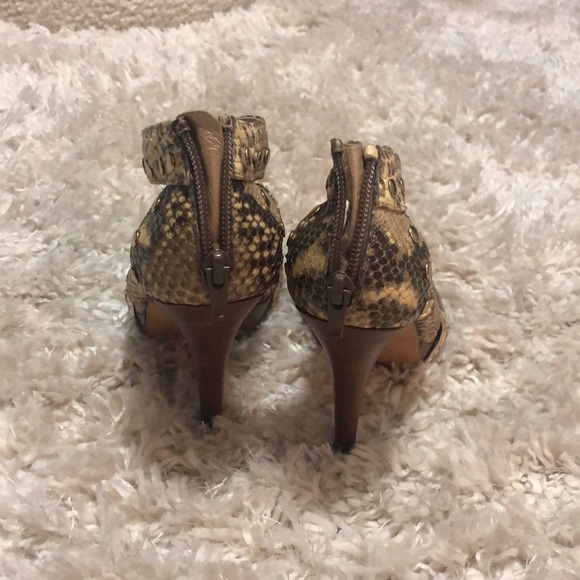 Stuart Weitzman - Picture 4 of 6